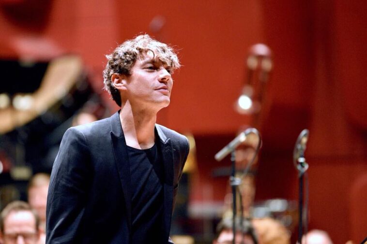 Francesco Tristano Schlimé performing on stage and wearing black