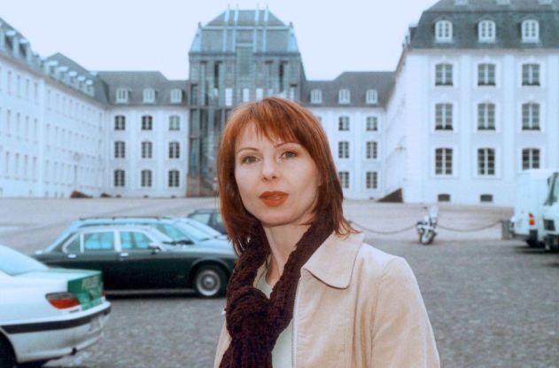 Nicole Max's picture standing in a front of a white mansion